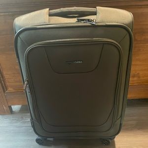 Amazon Basics Expandable Softside Carry-On Spinner